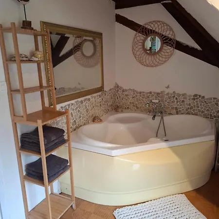 Holiday home Maison Les Geraniums Parking Prive Moto *