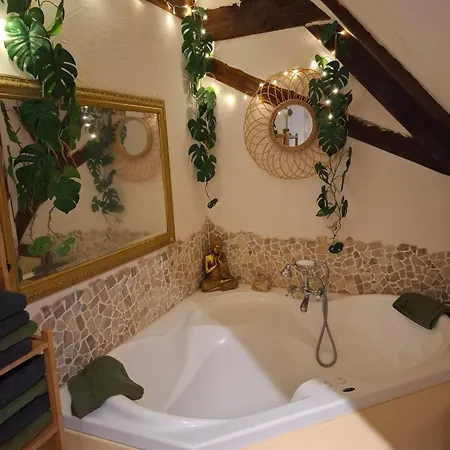 Maison Les Geraniums Parking Prive بيت للعطل *